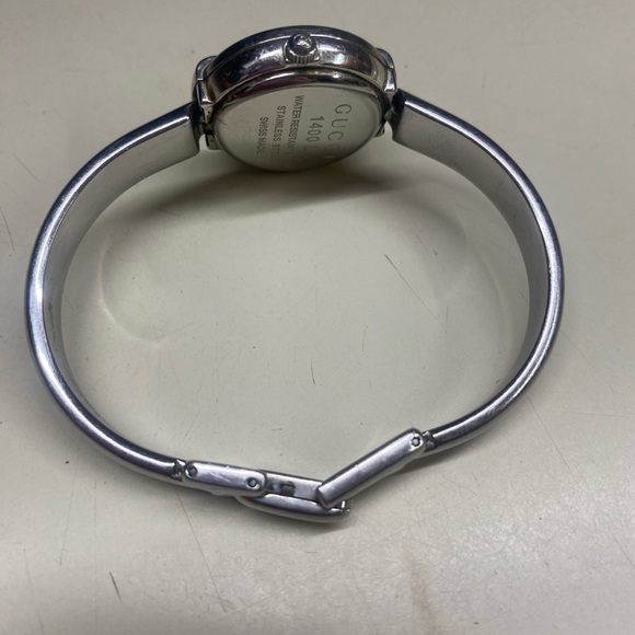 ♥️ (SOLD) ♥️ Women’s Gucci Watch Silver and Black 1400 L - Picture 9 of 15